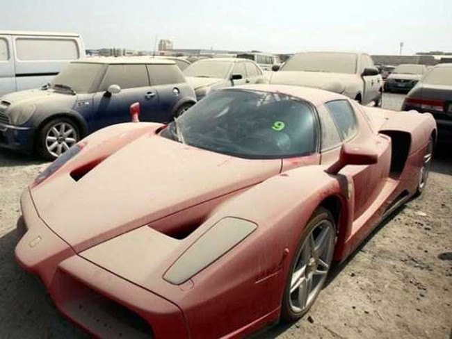 Según las estadísticas, este problema va en crecimiento. La policía embarga alrededor de 3,000 autos de lujo abandonados al año en Dubai.  