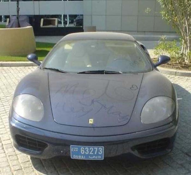 Desde BMW, Mercedez hasta Ferraris y Porshes se quedan abandonados en Dubai.
